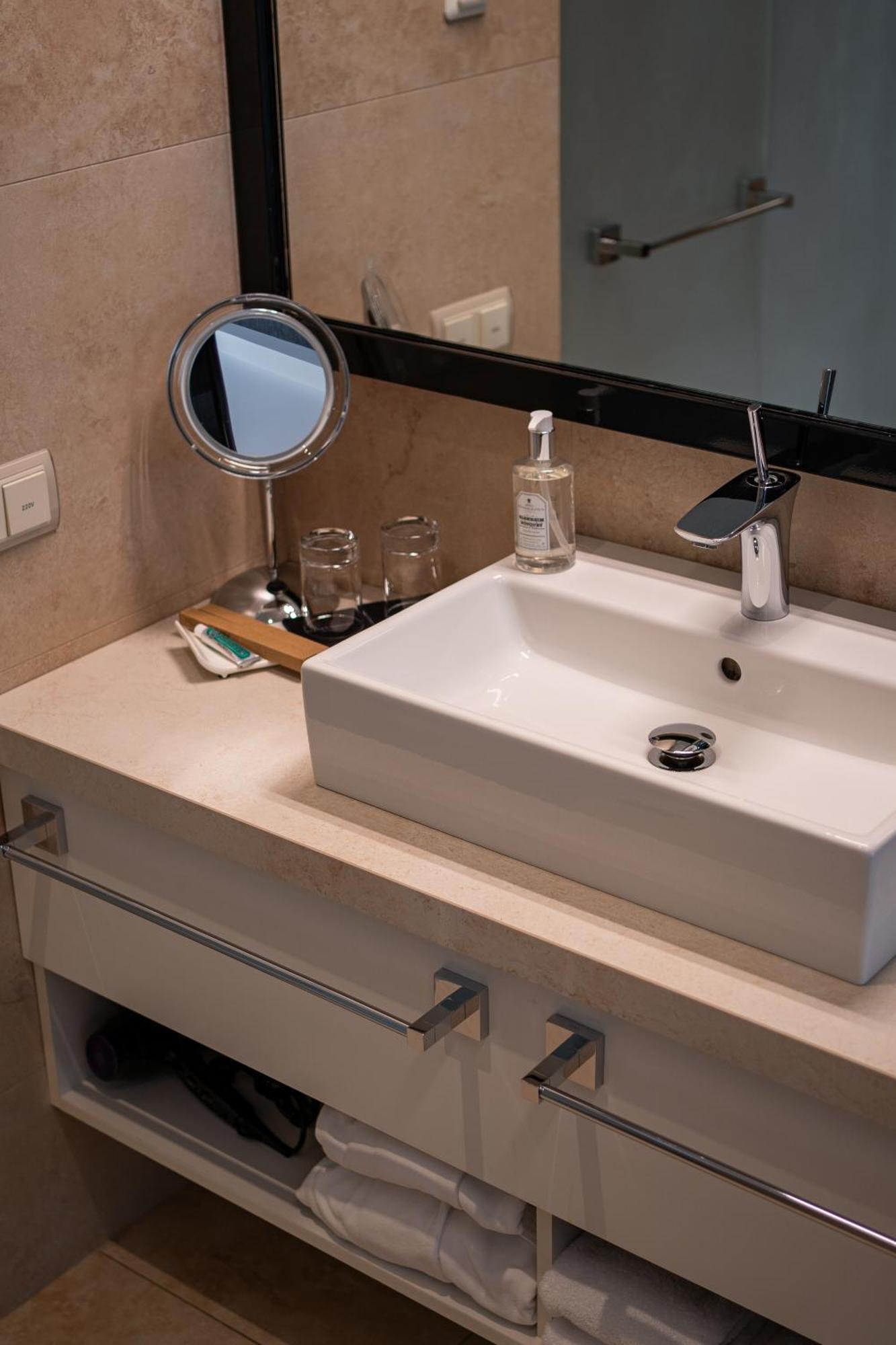11 Mirrors Design Hotel Kyiv Exterior photo